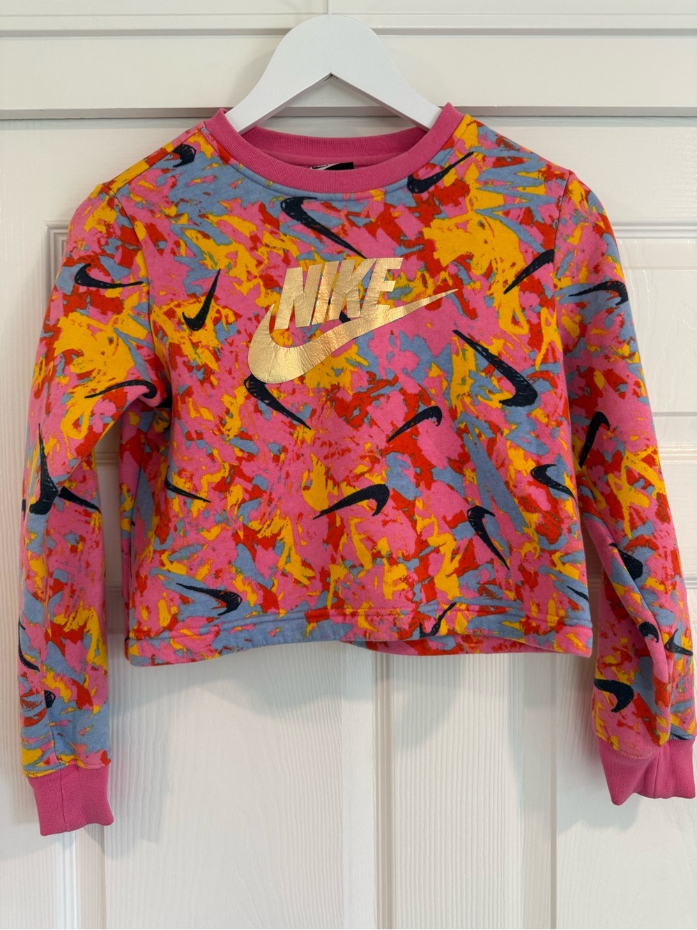 🦋 Nike Cropped Nike Swoosh Crew Neck Hoodie with Gold Logo in Paint Splatter